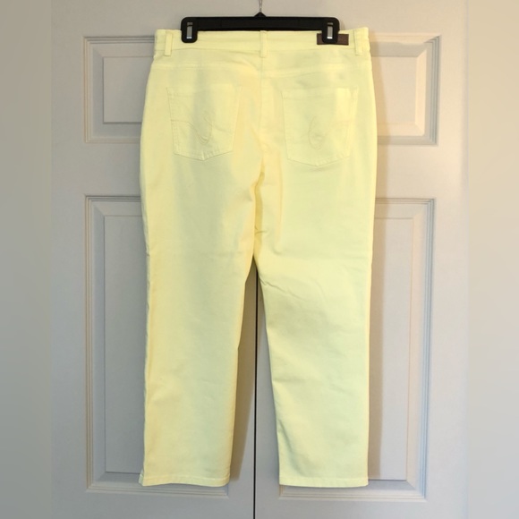 Olsen. Mona Slim, Feminine Fit, cropped pant. Size 10. - Picture 2 of 2